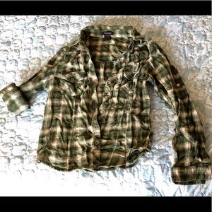 Green plaid flannel button-down long sleeve